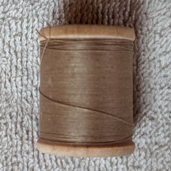 FURTHER REDUCED Vintage Wooden Sewing Spools in Decorative Box c late 1960s - Picture 11 of 13